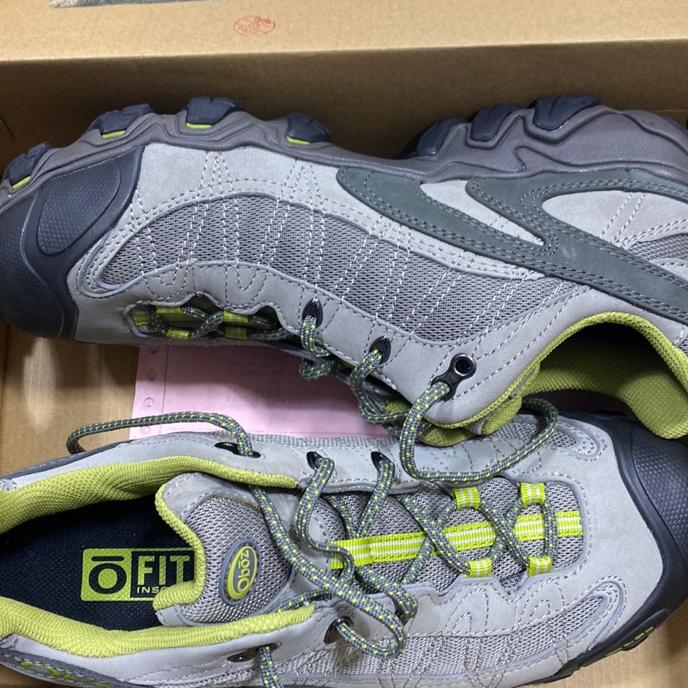 Brand new hiking shoes never used. Size 11. Brand Oboz